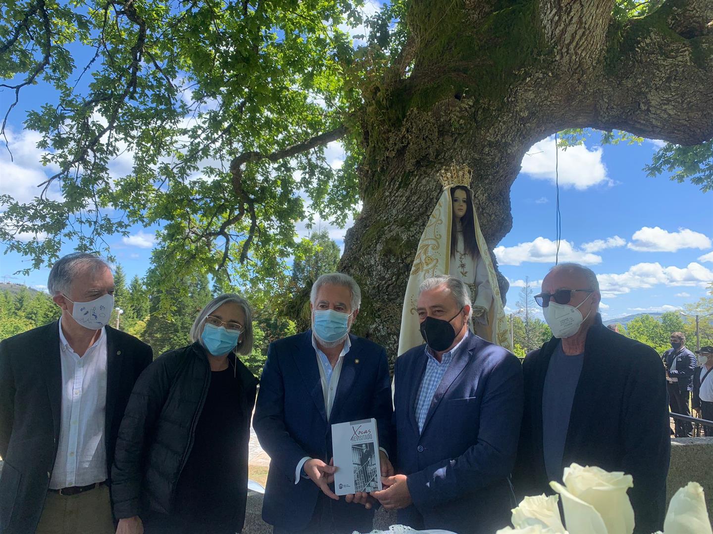 Foto da noticia:O presidente do Parlamento entrega ao alcalde de Lobeira un exemplar dun libro homenaxe a Xaquín Lorenzo, Xocas